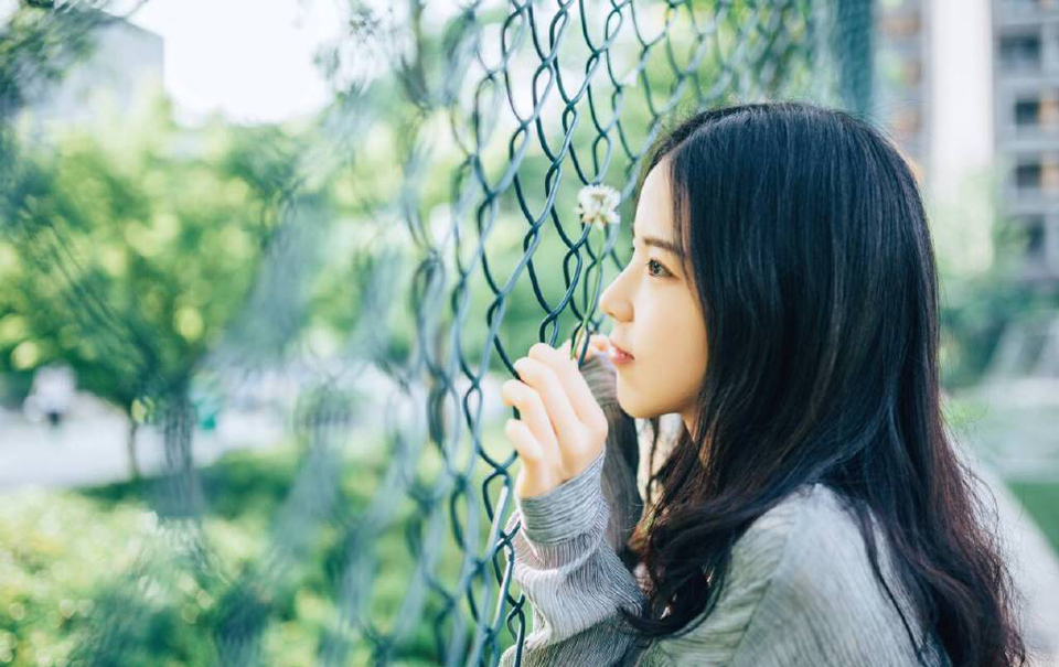 男学生以不知天高地厚想法幼稚盲目自大为主，女学生就不那么想法幼稚了，而且有一部分想法还很成熟。——韩寒眼中的大学生。